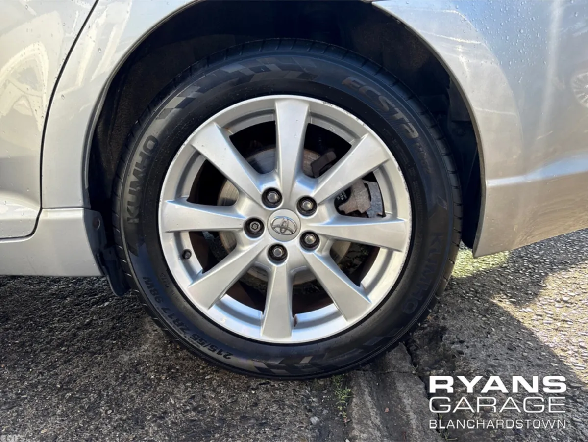 Toyota Avensis Saloon, Petrol, 2011, Silver