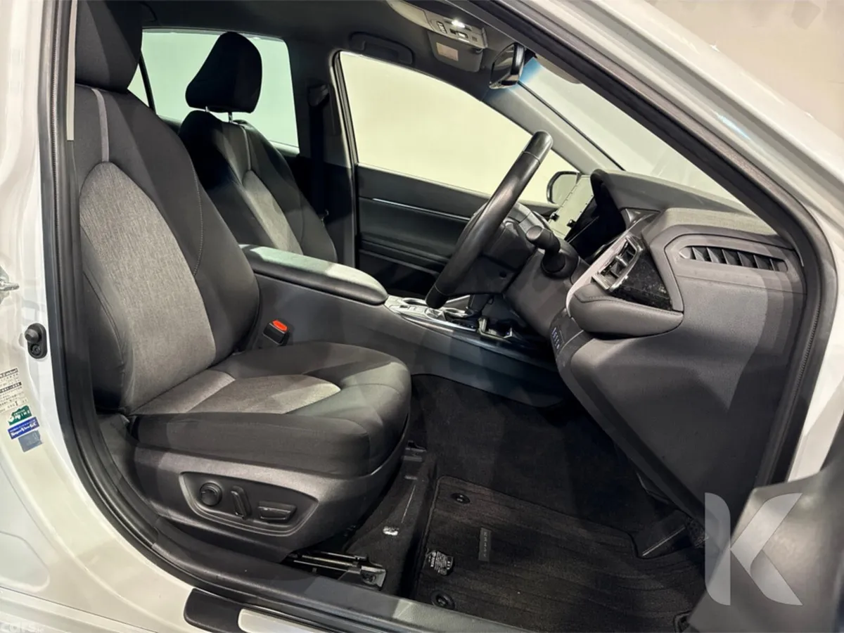 Toyota Camry Saloon, Petrol Hybrid, 2023, White