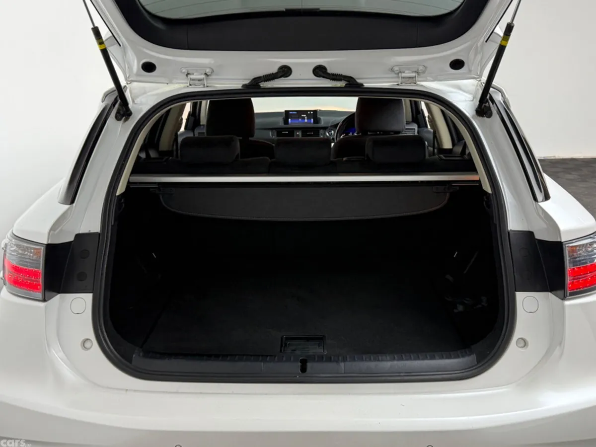 Lexus CT Hatchback, Petrol Hybrid, 2017, White