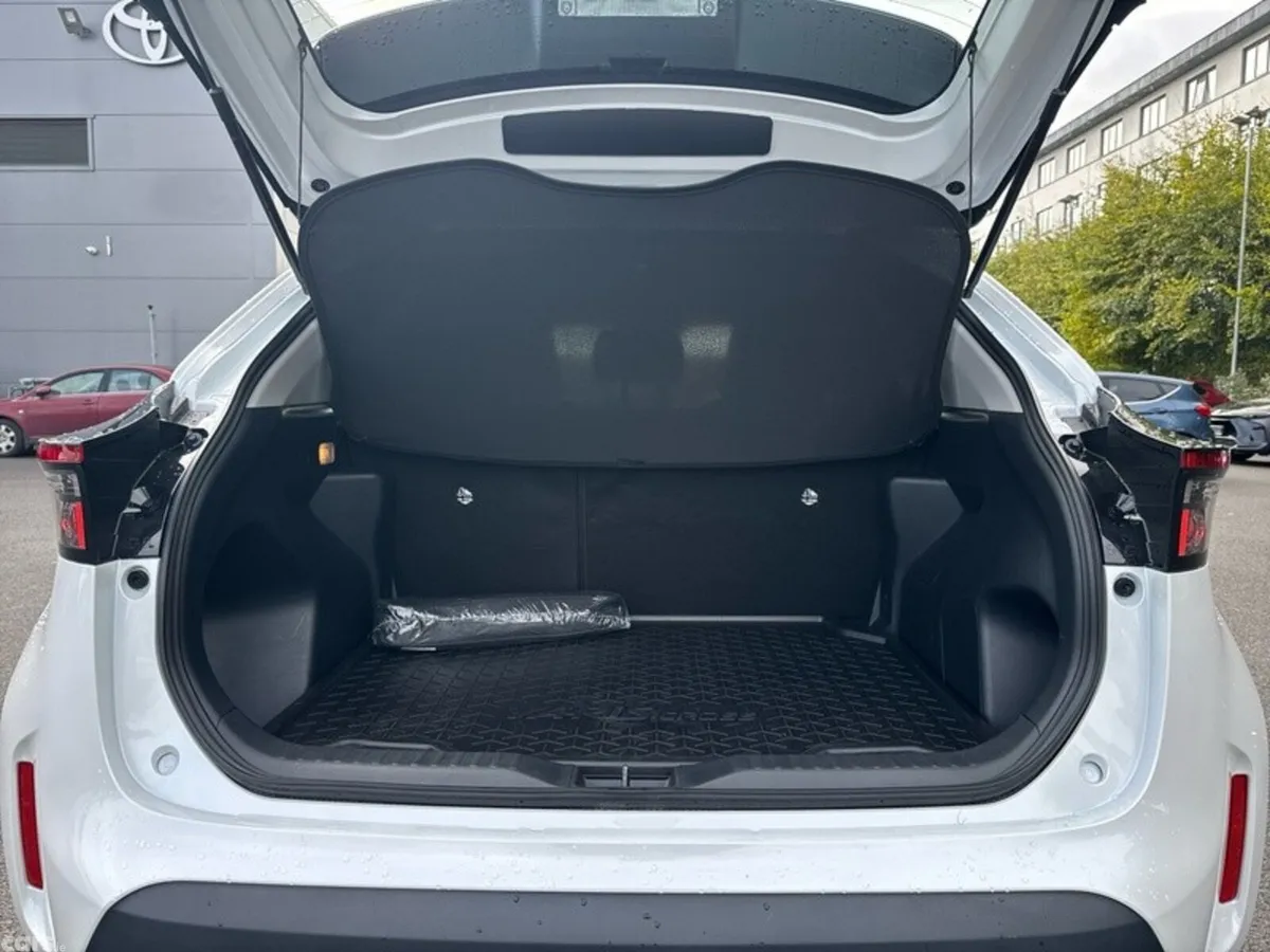 Toyota Yaris Cross SUV, Petrol Hybrid, 2025, White