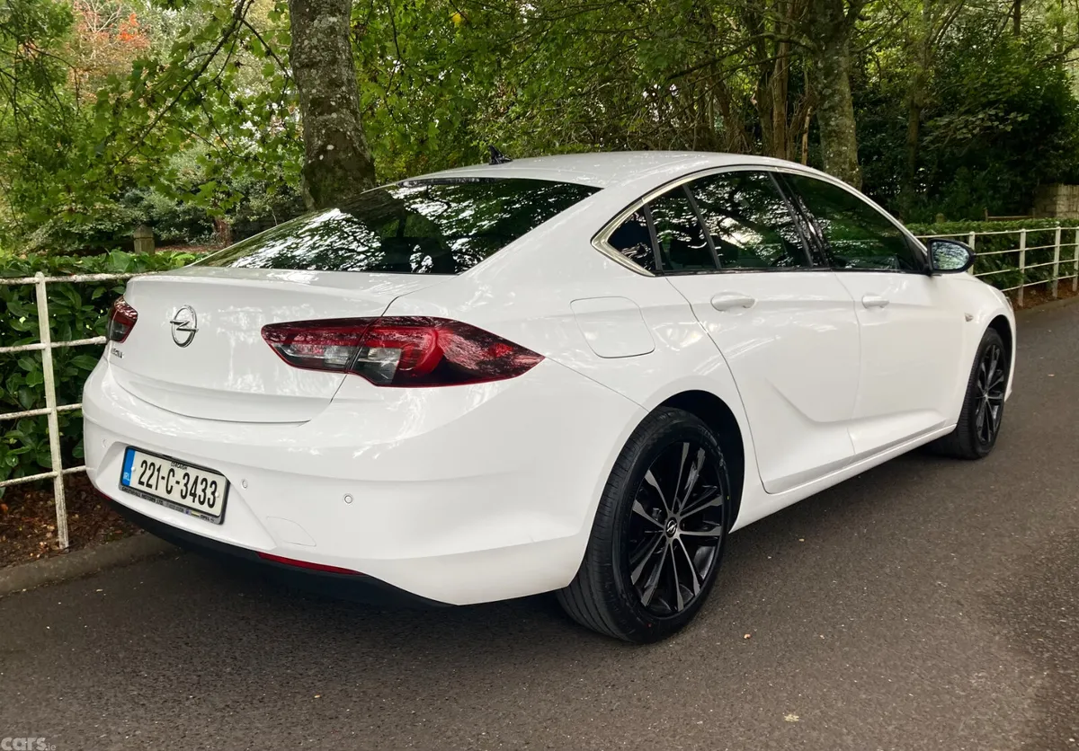 Opel Insignia Hatchback, Diesel, 2022, White