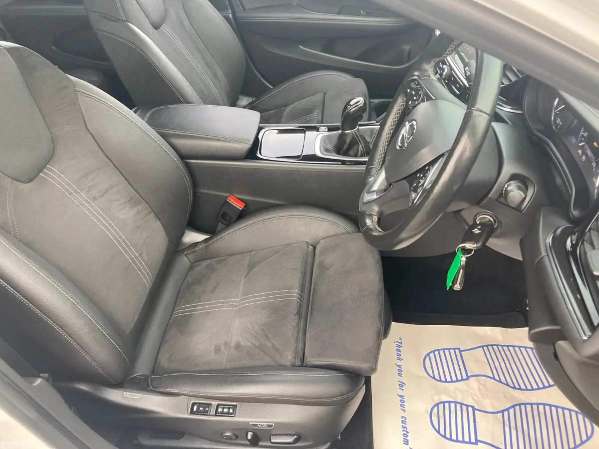 Opel Insignia Hatchback, Diesel, 2022, White
