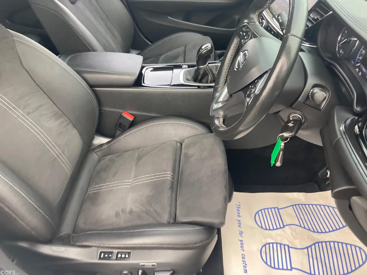 Opel Insignia Hatchback, Diesel, 2022, White