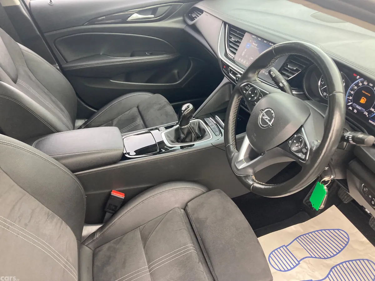 Opel Insignia Hatchback, Diesel, 2022, White