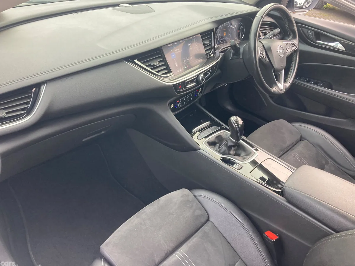 Opel Insignia Hatchback, Diesel, 2022, White