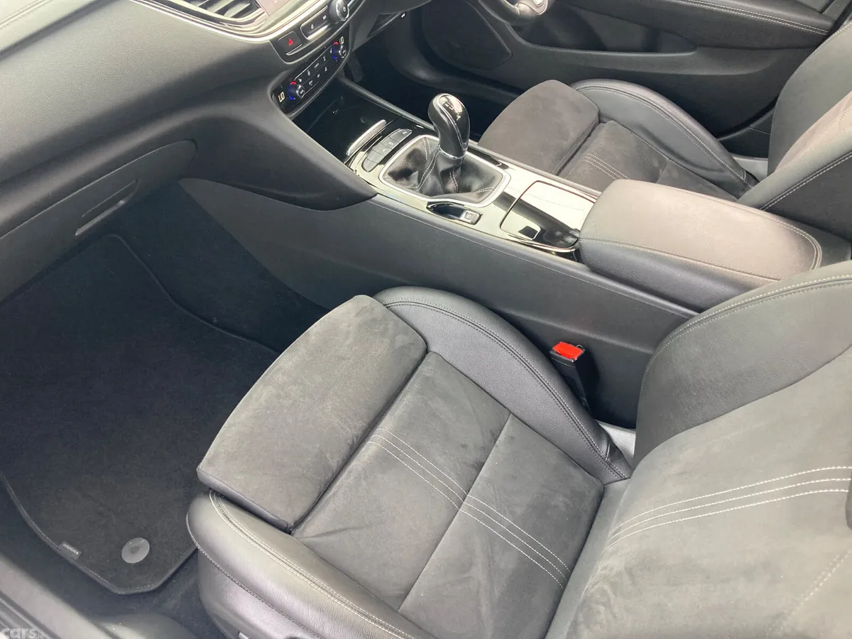 Opel Insignia Hatchback, Diesel, 2022, White
