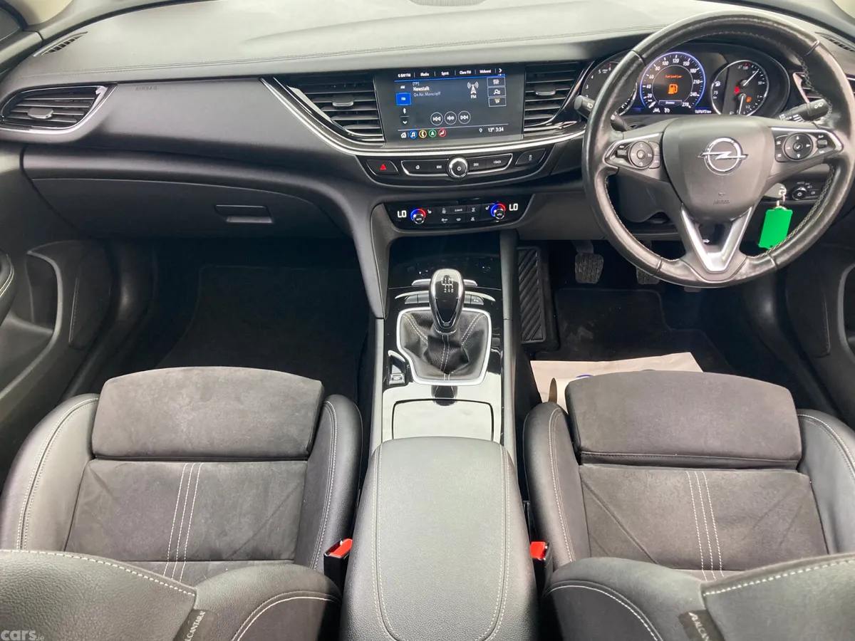 Opel Insignia Hatchback, Diesel, 2022, White