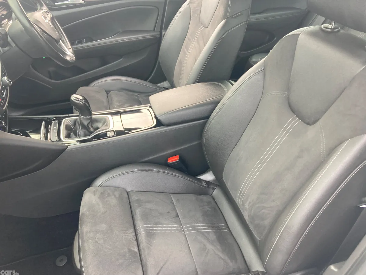 Opel Insignia Hatchback, Diesel, 2022, White