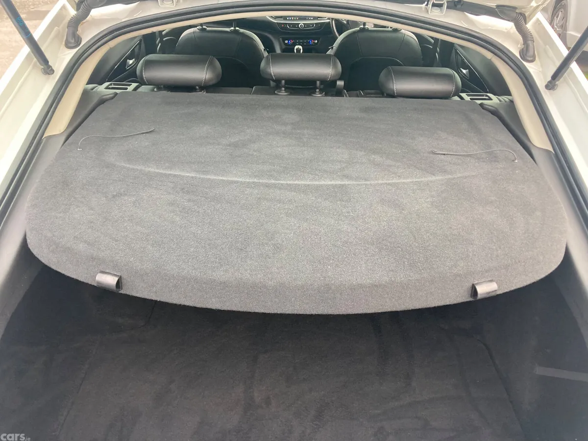 Opel Insignia Hatchback, Diesel, 2022, White