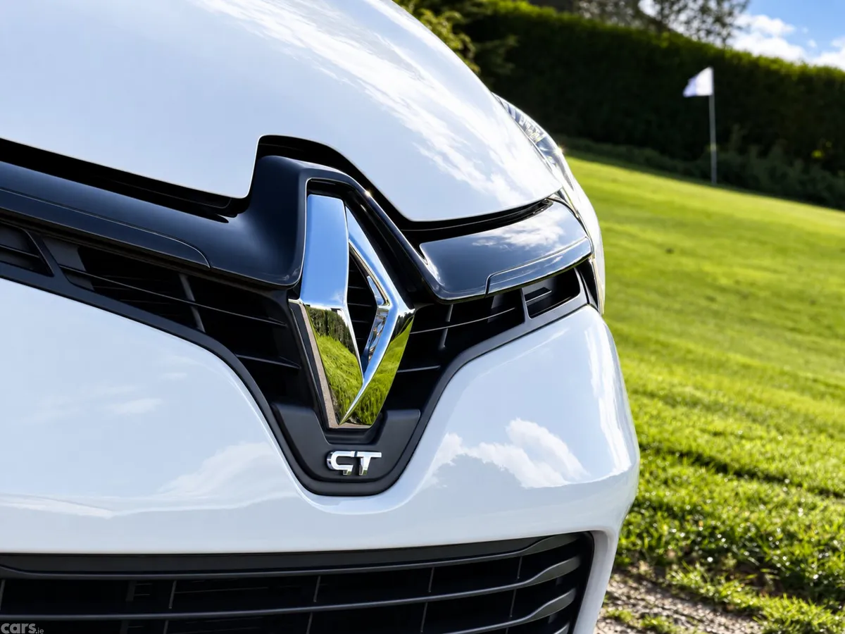 Renault Clio Hatchback, Petrol, 2015, White