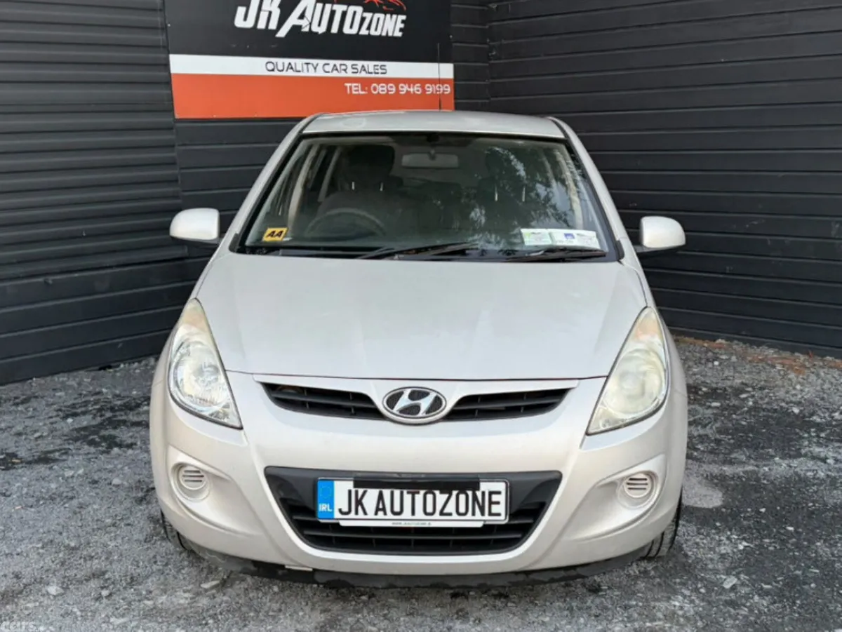Hyundai i20 Hatchback, Petrol, 2012, Gold
