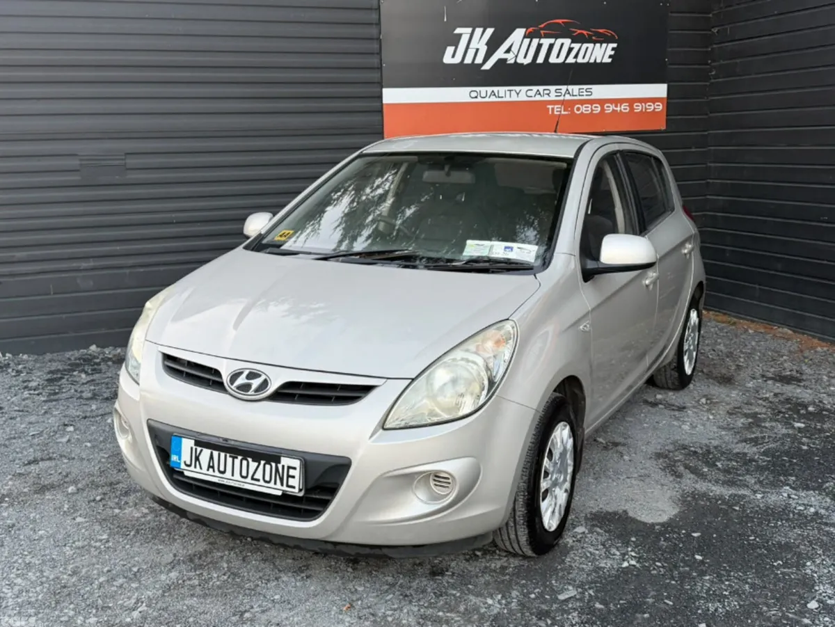 Hyundai i20 Hatchback, Petrol, 2012, Gold