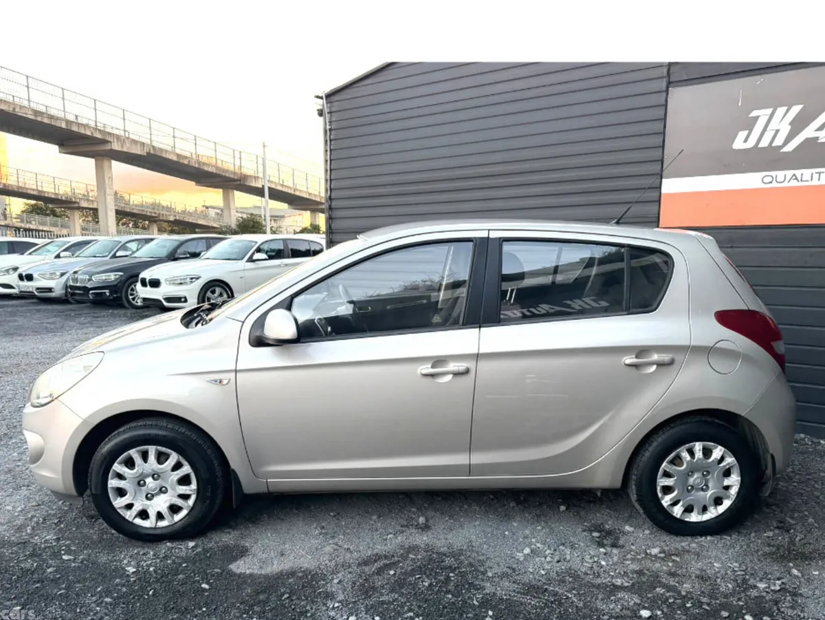 Hyundai i20 Hatchback, Petrol, 2012, Gold