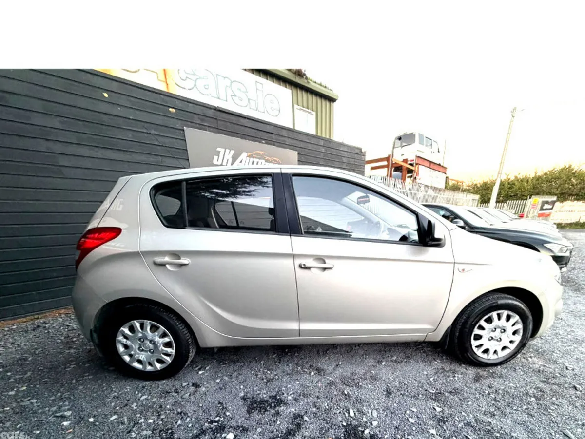 Hyundai i20 Hatchback, Petrol, 2012, Gold