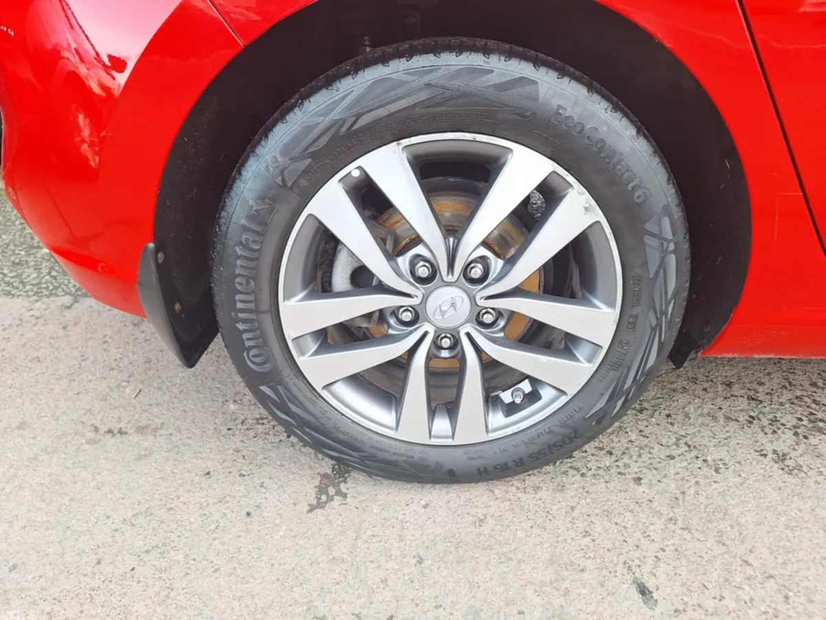 Hyundai i30 Hatchback, Petrol, 2017, Red