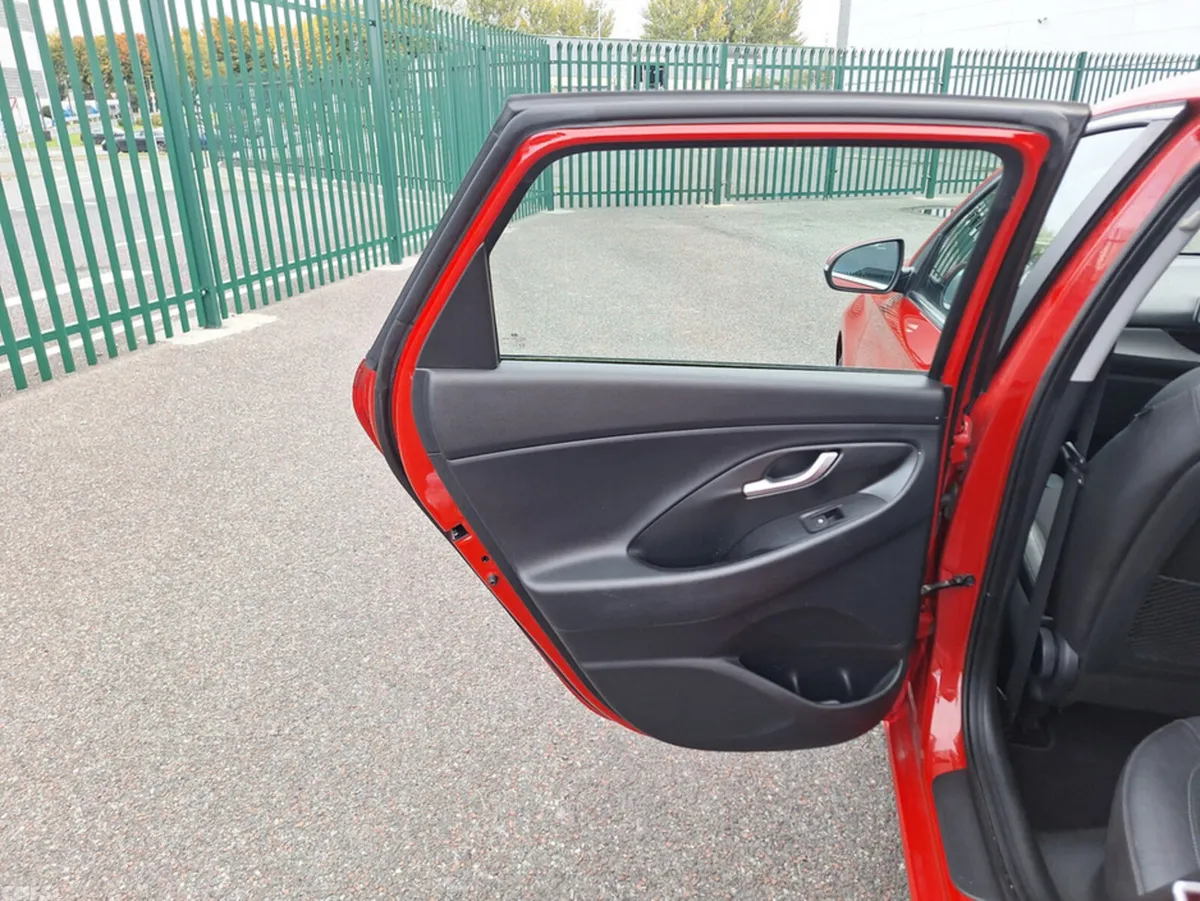 Hyundai i30 Hatchback, Petrol, 2017, Red