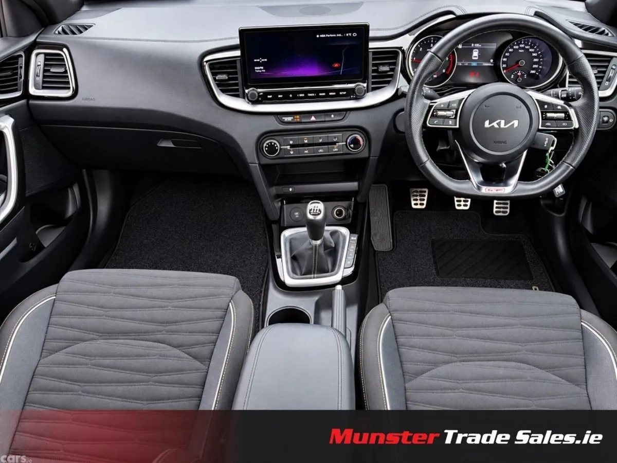 Kia Ceed Hatchback, Diesel Hybrid, 2023, White