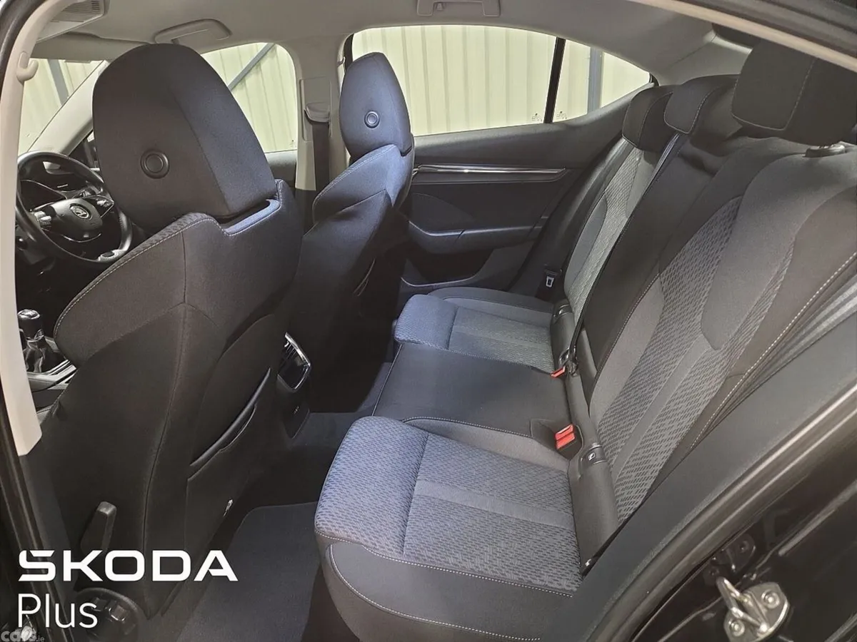 Skoda Octavia Saloon, Diesel, 2023, Black