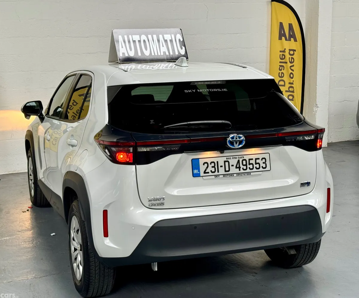 Toyota Yaris Cross Estate, Petrol Hybrid, 2023, White