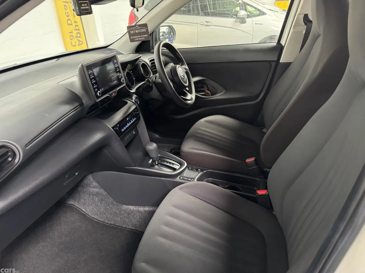 Toyota Yaris Cross Estate, Petrol Hybrid, 2023, White