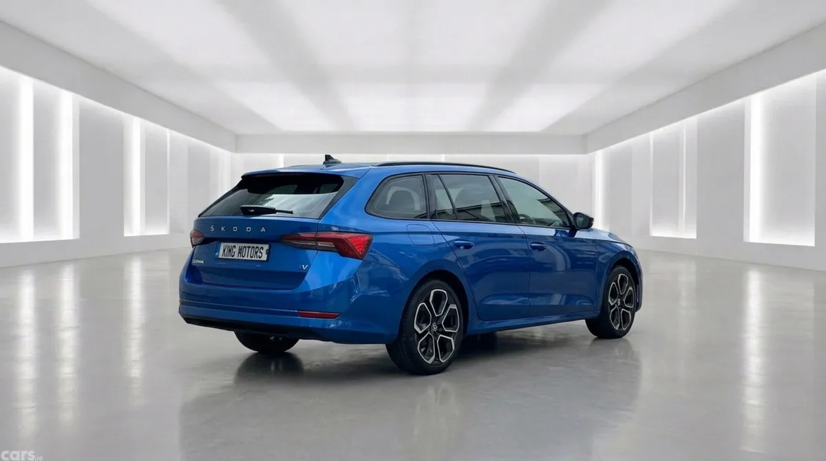 Skoda Octavia Estate, Petrol Hybrid, 2022, Blue