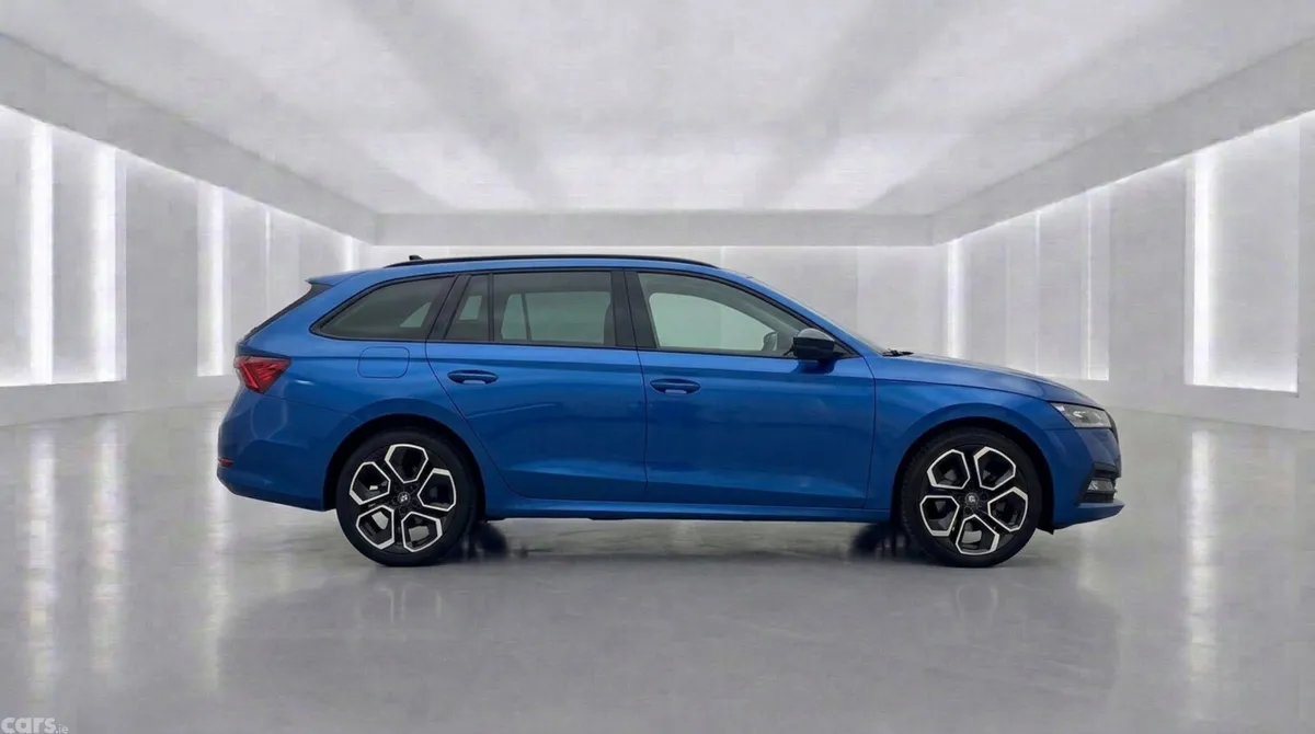 Skoda Octavia Estate, Petrol Hybrid, 2022, Blue