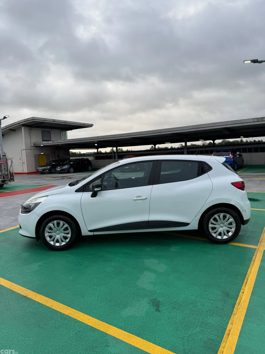 Renault Clio Hatchback, Petrol, 2015, White