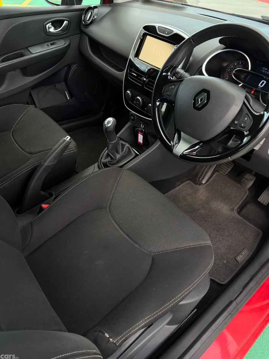 Renault Clio Hatchback, Petrol, 2016, Red