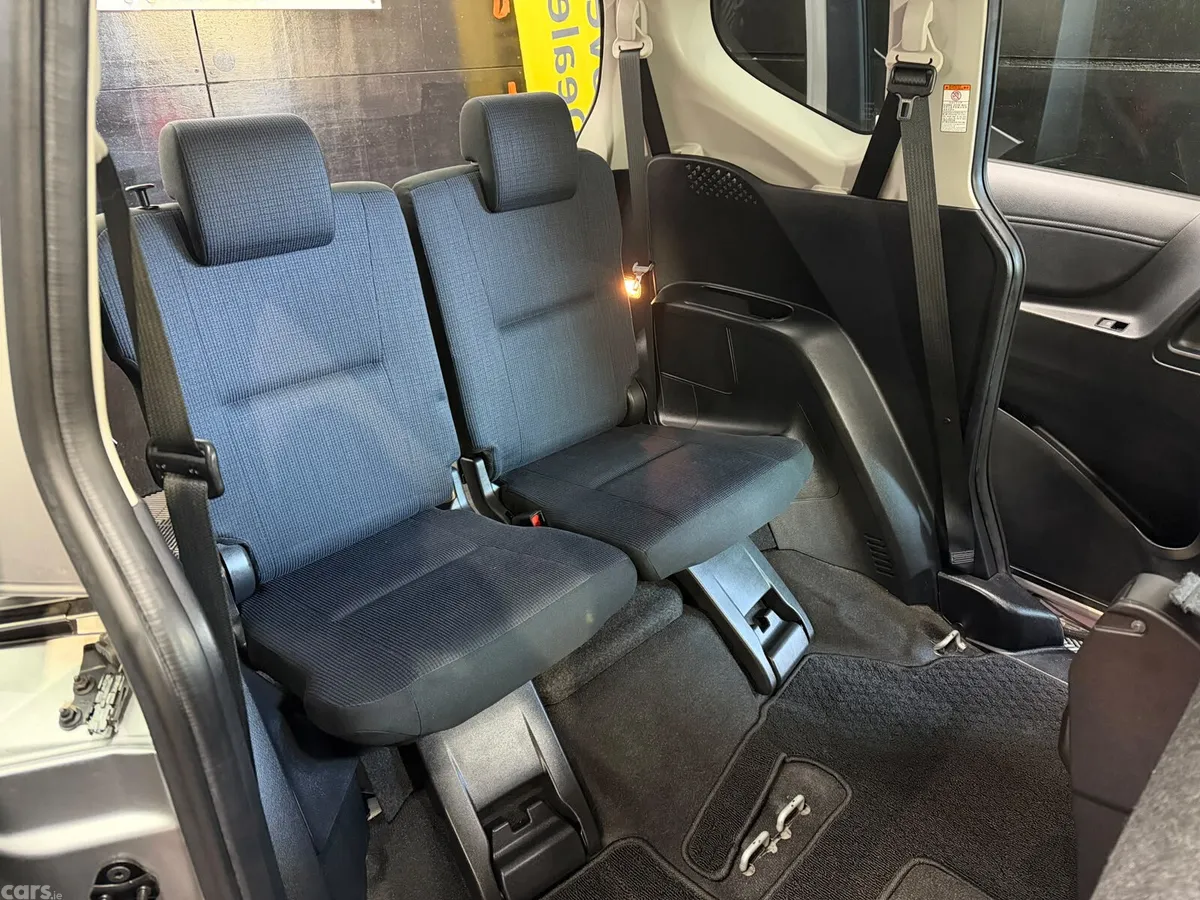 Toyota Sienta MPV, Petrol Hybrid, 2016, Silver