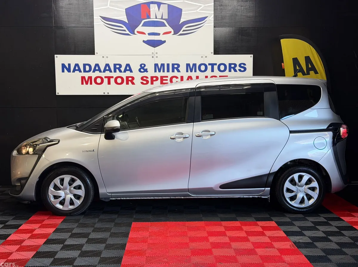 Toyota Sienta MPV, Petrol Hybrid, 2016, Silver