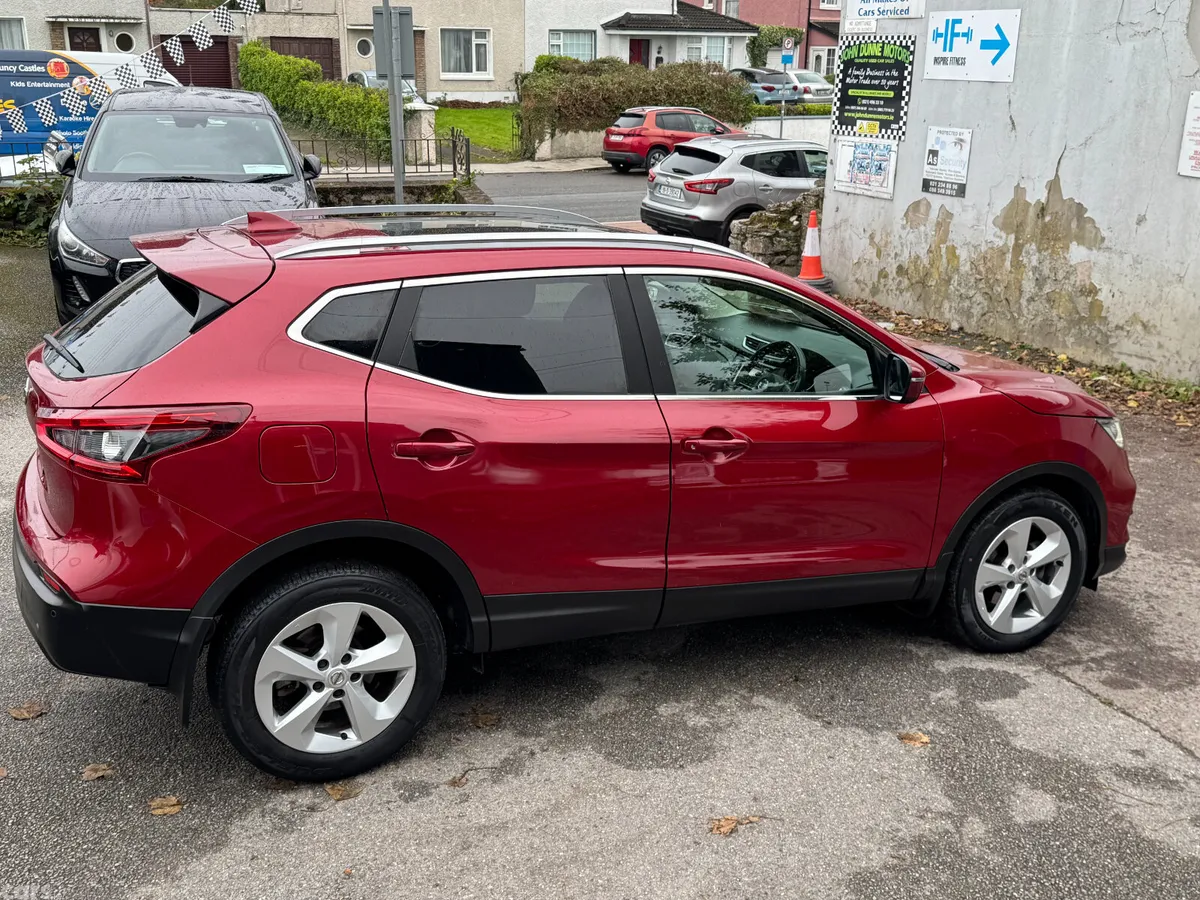 Nissan Qashqai MPV, Petrol, 2018, Red