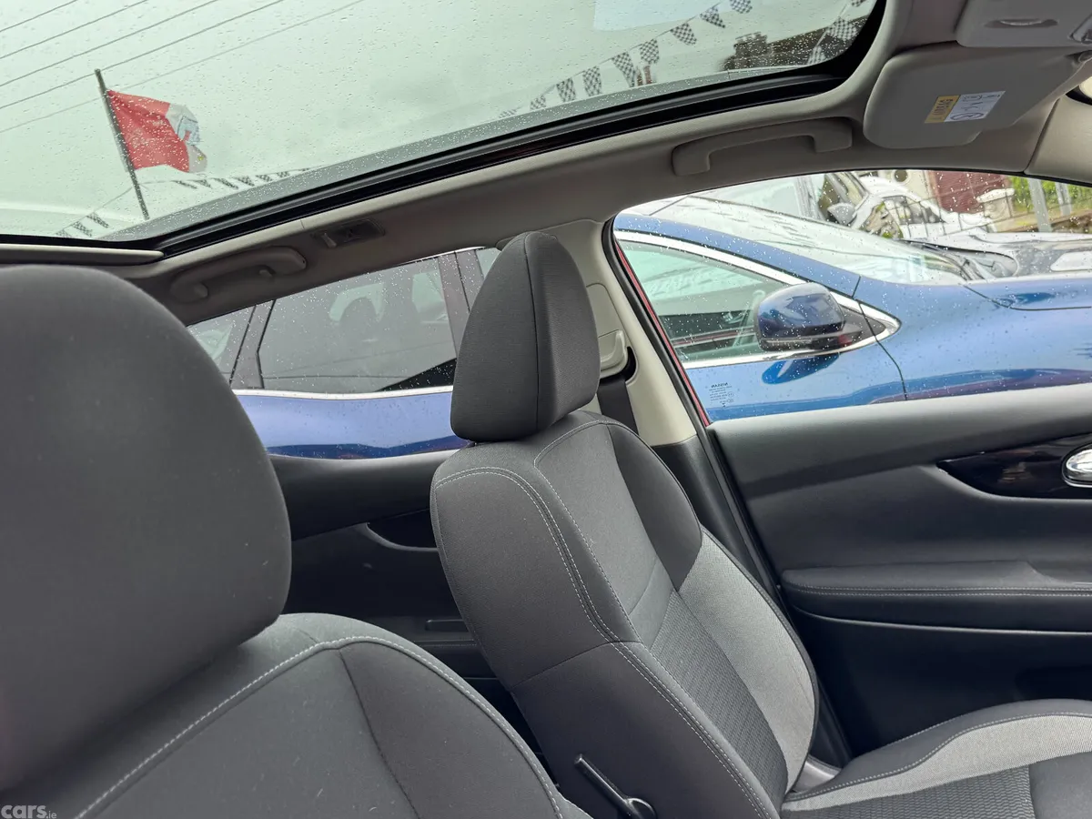 Nissan Qashqai MPV, Petrol, 2018, Red