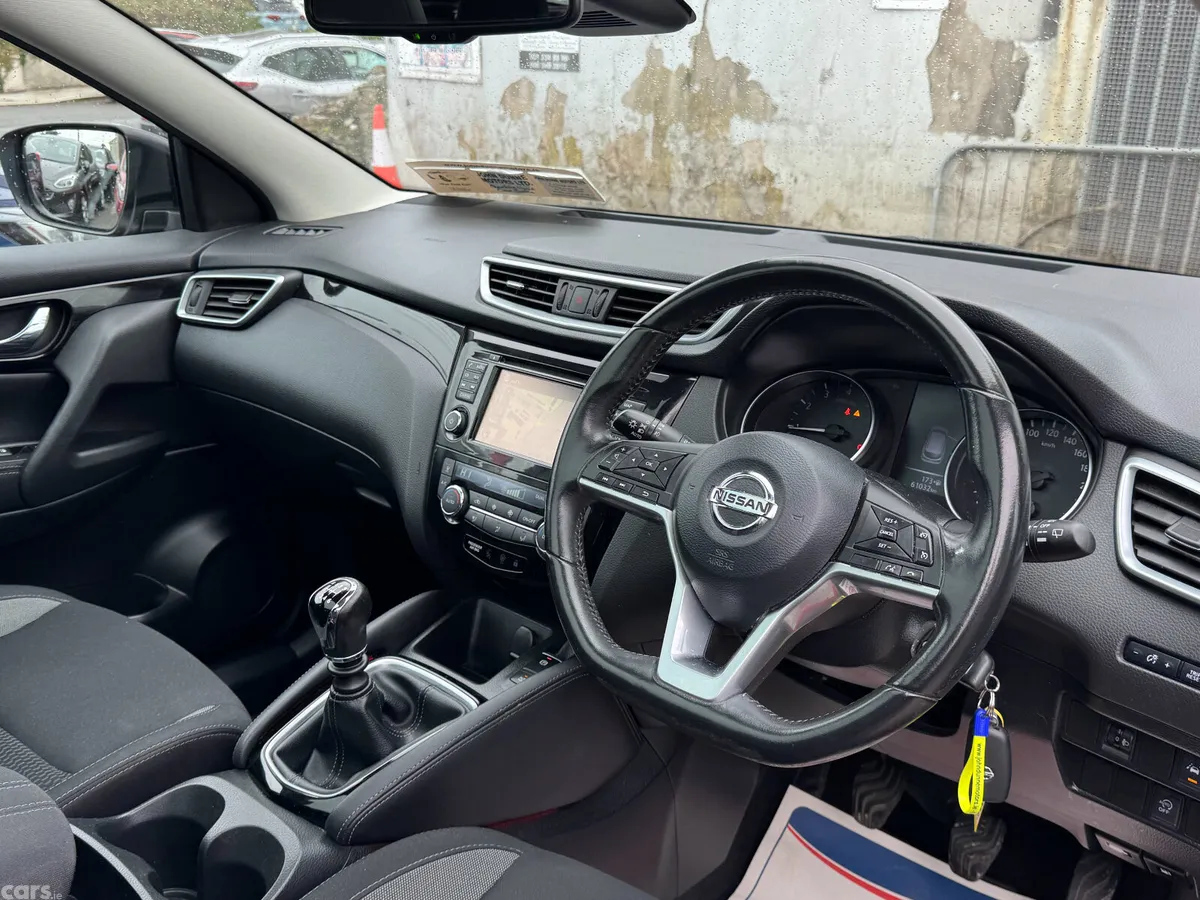 Nissan Qashqai MPV, Petrol, 2018, Red