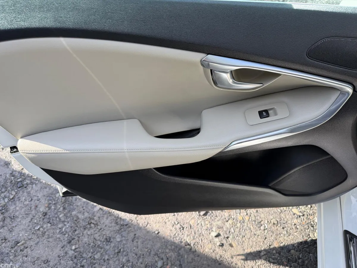 Volvo V40 Hatchback, Diesel, 2017, White