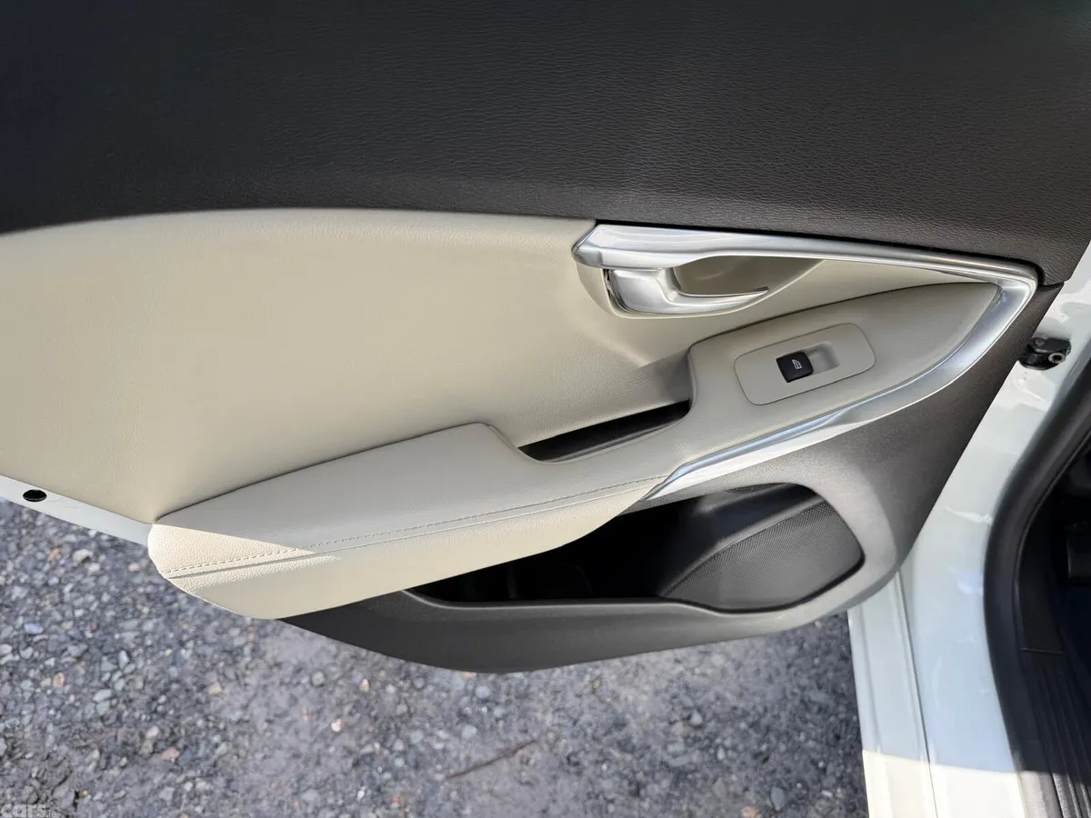 Volvo V40 Hatchback, Diesel, 2017, White