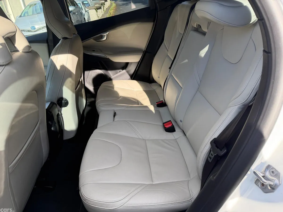 Volvo V40 Hatchback, Diesel, 2017, White