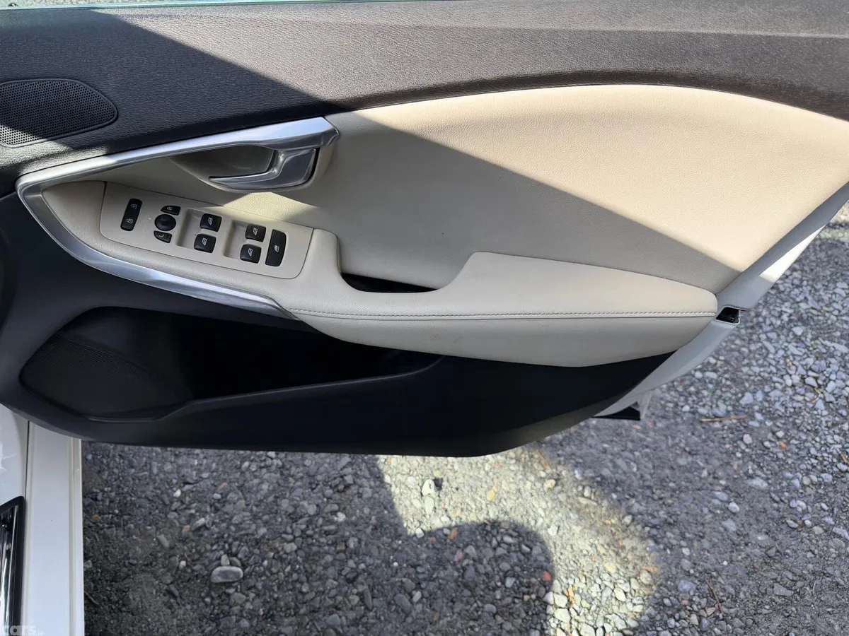 Volvo V40 Hatchback, Diesel, 2017, White