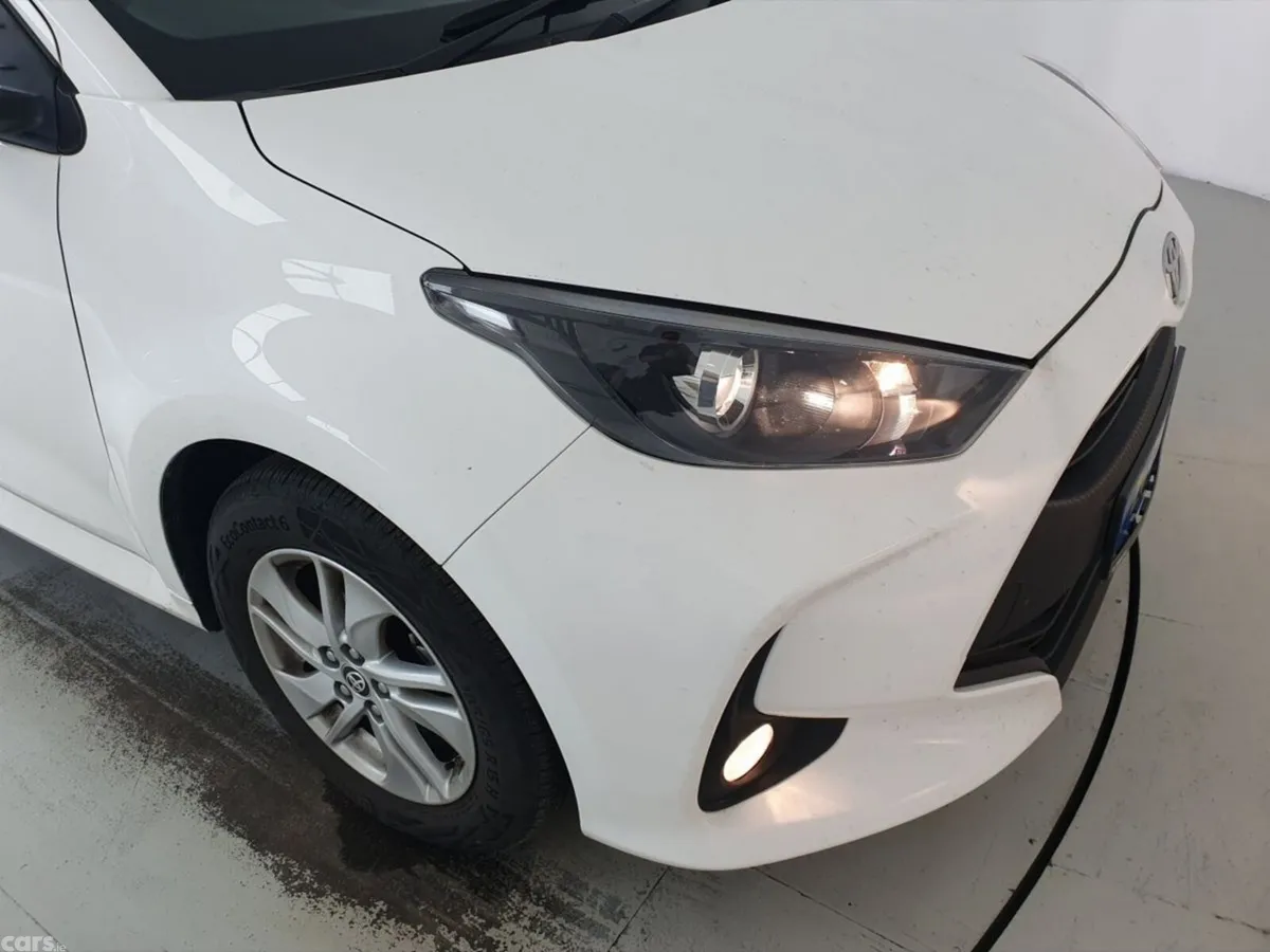 Toyota Yaris Hatchback, Petrol Hybrid, 2024, White