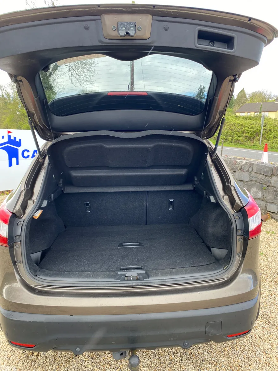 Nissan Qashqai Hatchback, Diesel, 2014, Brown