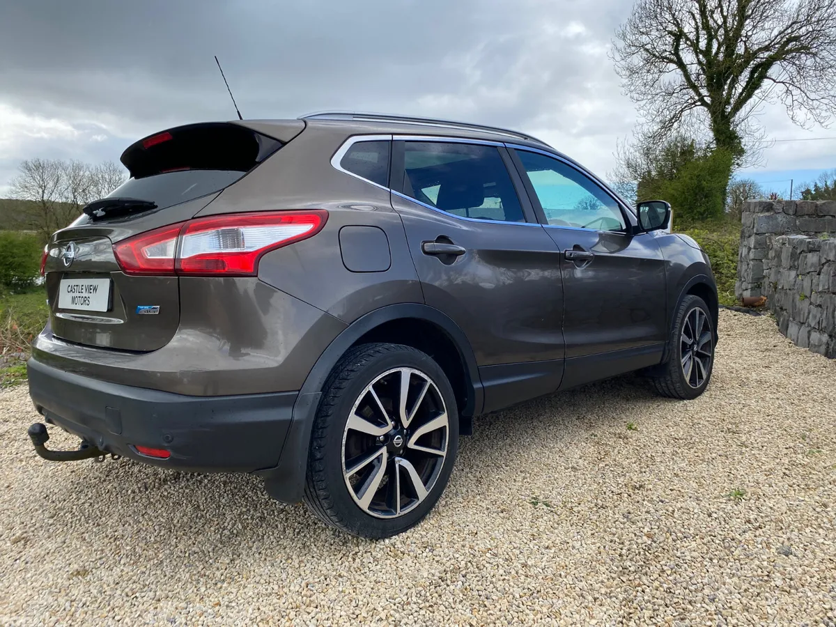 Nissan Qashqai Hatchback, Diesel, 2014, Brown