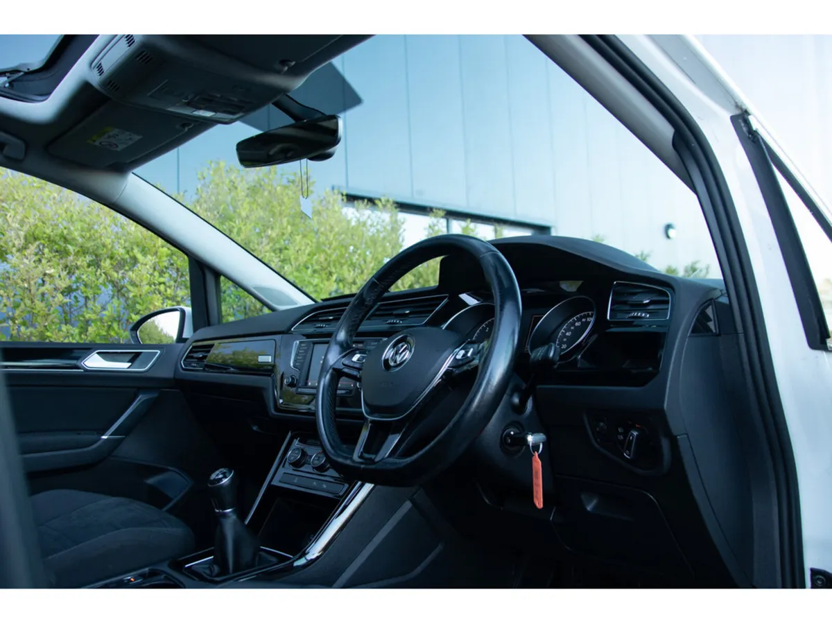 Volkswagen Touran MPV, Diesel, 2016, White