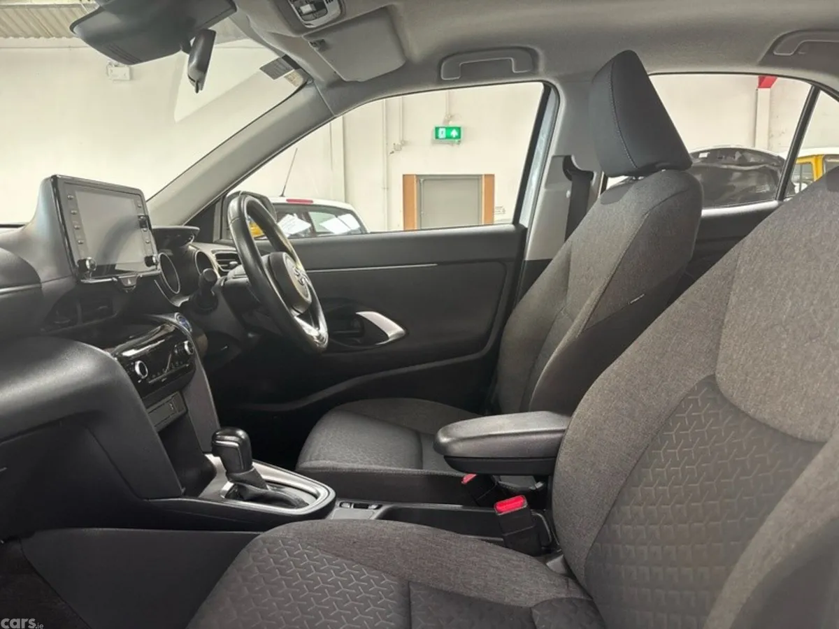 Toyota Yaris Cross Hatchback, Petrol Hybrid, 2023, White