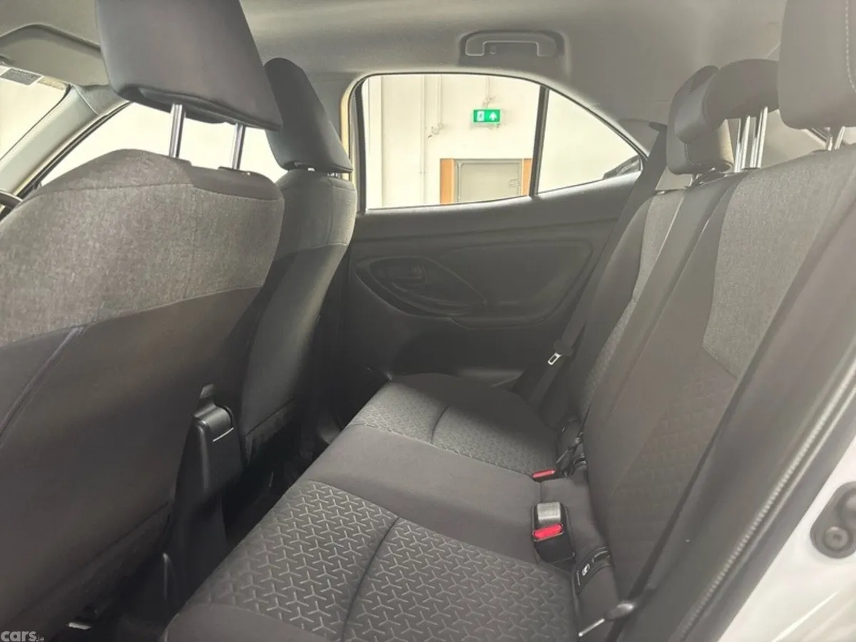Toyota Yaris Cross Hatchback, Petrol Hybrid, 2023, White