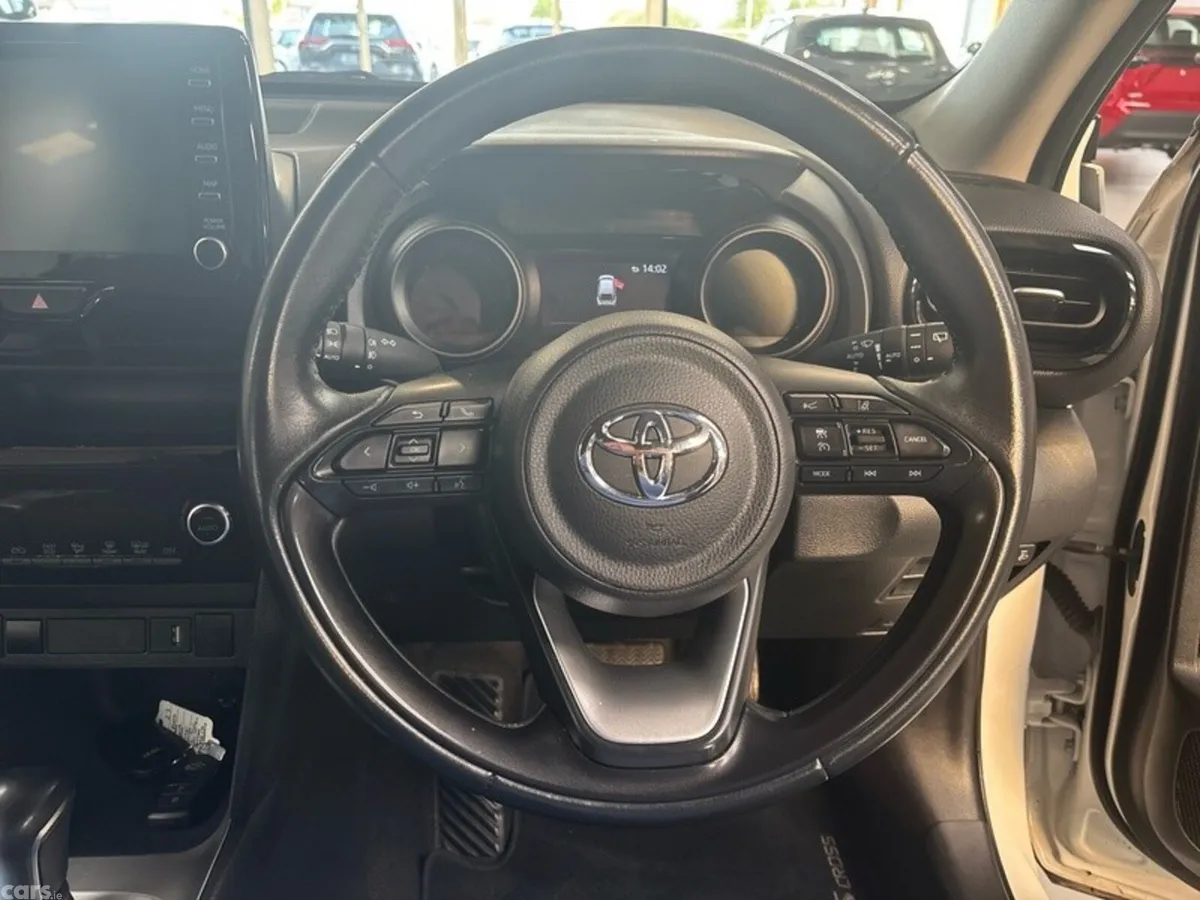Toyota Yaris Cross Hatchback, Petrol Hybrid, 2023, White