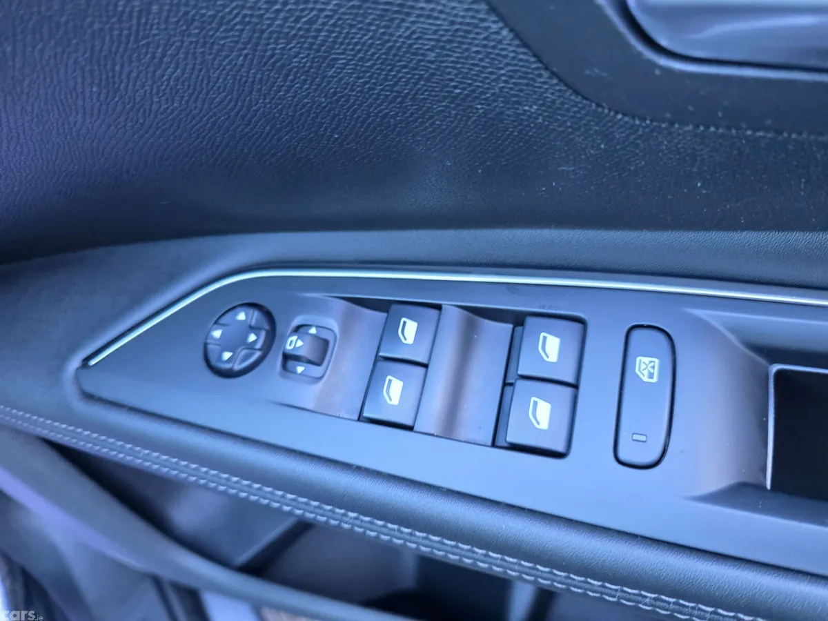 Peugeot 5008 MPV, Petrol, 2020, Grey