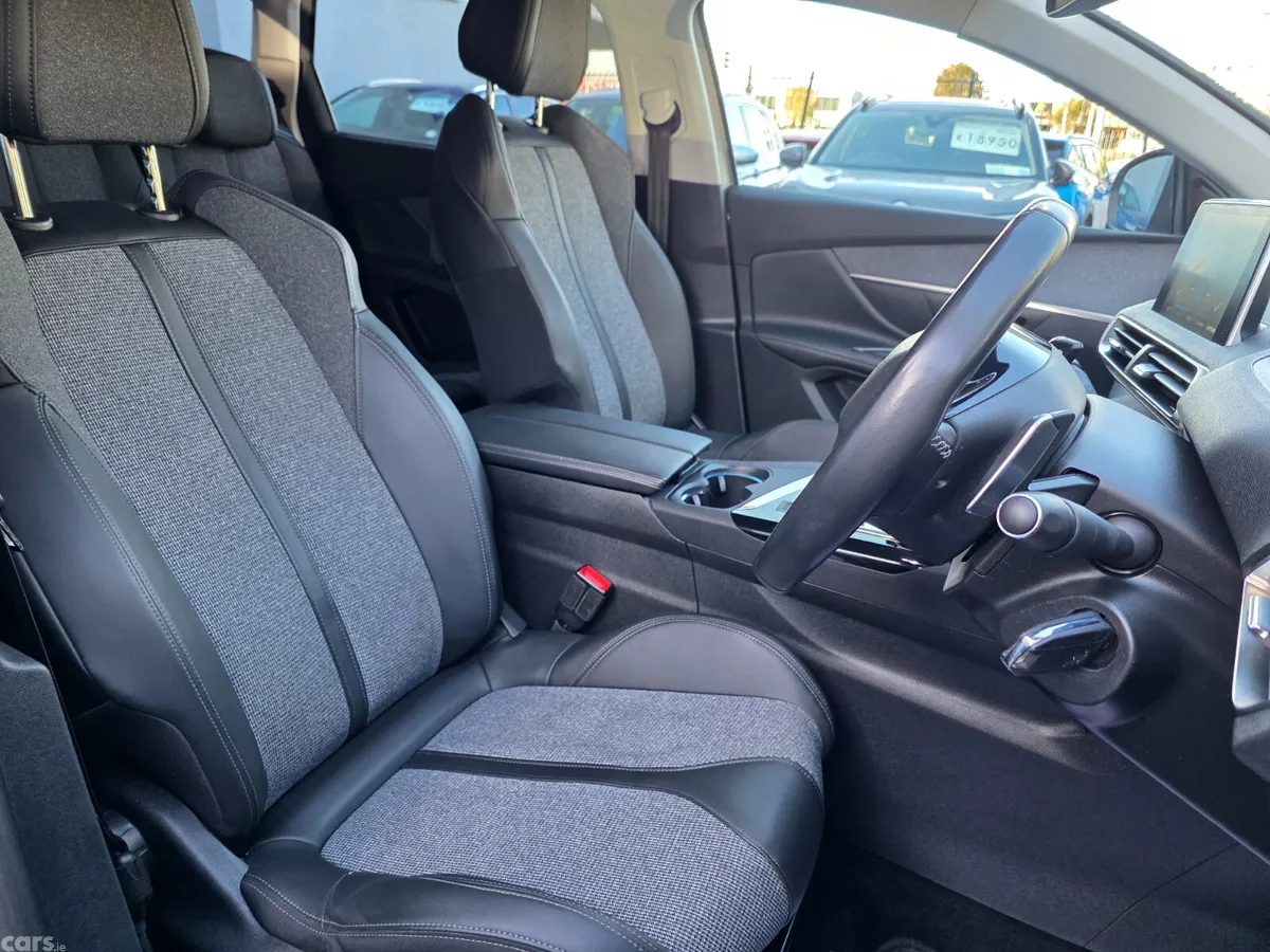 Peugeot 5008 MPV, Petrol, 2020, Grey