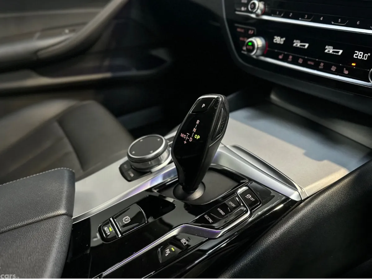 BMW 5-Series Estate, Petrol Plug-in Hybrid, 2022, Blue