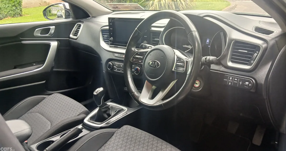 Kia Ceed Hatchback, Petrol, 2021, Grey