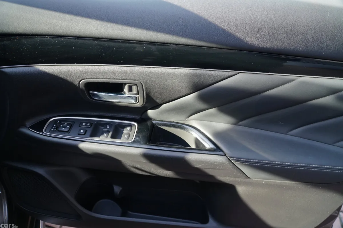 Mitsubishi Outlander SUV, Petrol Plug-in Hybrid, 2018, Brown