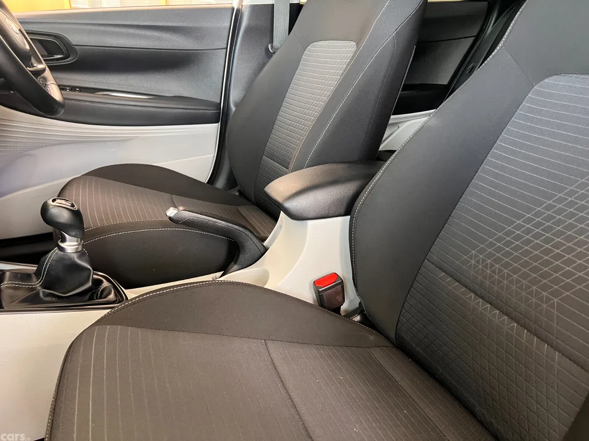 Hyundai i20 Hatchback, Petrol, 2022, White